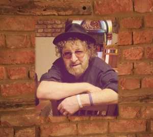 LP Chas Hodges: Right At Home