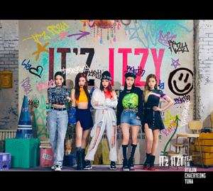 CD Itzy: It'z Itzy