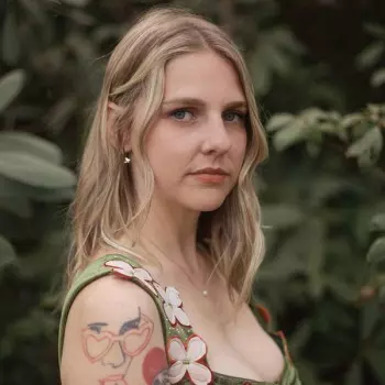Dori Freeman: Ten Thousand Roses