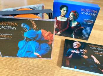 4CD/Set di cofanetti Vadstena-Akademien: Forty Summers Of Opera = Opera Under 40 Somrar